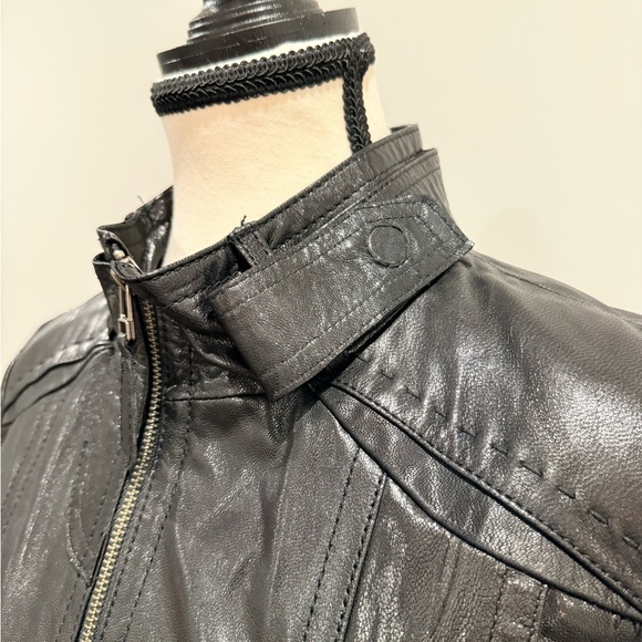 Black bomber leather jacket with t-shirt interior - Picture 9 of 16